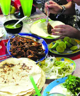 Den Herd anfeuern beim Kochkurs in Huatulco